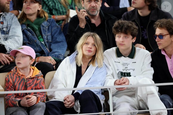 Le chanteur Raphaël, sa compagne Mélanie Thierry et leurs enfants Roman et Aliocha Haroche - Les célébrités dans les tribunes des Internationaux de France de tennis de Roland Garros 2024 à Paris, le 29 mai 2024. © Jacovides / Moreau / Bestimage 