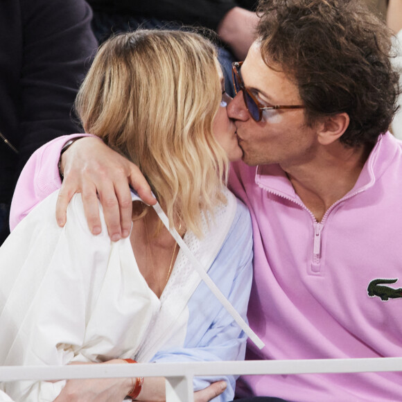 L'actrice et le chanteur s'aiment depuis plus de 20 ans
Mélanie Thierry et son compagnon le chanteur Raphaël - Célébrités dans les tribunes des Internationaux de France de tennis de Roland Garros 2024 à Paris, le 29 mai 2024. © Moreau / Jacovides / Bestimage 