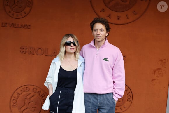 Mélanie Thierry et son compagnon, le chanteur Raphaël - Les célébrités au village lors des Internationaux de France de tennis de Roland Garros 2024 à Paris. Le 29 mai 2024. © Jacovides-Moreau / Bestimage 