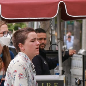 Exclusif - Les familles Affleck (Ben Affleck, son fils Samuel, ses filles Seraphina (aka Fin) et Violet, sa mère Christopher Anne Boldt et son ex-femme Jennifer Garner) et Lopez (Jennifer Lopez avec ses enfants Emme et Maximilian) réunies pour la cérémonie de remise de diplôme de Samuel à Los Angeles. Après la cérémonie, la famille Affleck s'est rendue au restaurant "Baltaire". La famille Lopez n'y est pas allée. Après le restaurant, la famille Affleck est retournée chez Ben Affleck à Brentwood. Absente au restaurant, Jennifer Lopez est en revanche venue chez Ben Affleck. Les rumeurs de séparation continuent, bien que Ben Affleck porte toujours son alliance. Comprenne qui peut... Los Angeles, le 12 juin 2024.