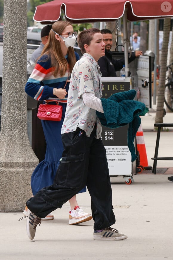 Exclusif - Les familles Affleck (Ben Affleck, son fils Samuel, ses filles Seraphina (aka Fin) et Violet, sa mère Christopher Anne Boldt et son ex-femme Jennifer Garner) et Lopez (Jennifer Lopez avec ses enfants Emme et Maximilian) réunies pour la cérémonie de remise de diplôme de Samuel à Los Angeles. Après la cérémonie, la famille Affleck s'est rendue au restaurant "Baltaire". La famille Lopez n'y est pas allée. Après le restaurant, la famille Affleck est retournée chez Ben Affleck à Brentwood. Absente au restaurant, Jennifer Lopez est en revanche venue chez Ben Affleck. Les rumeurs de séparation continuent, bien que Ben Affleck porte toujours son alliance. Comprenne qui peut... Los Angeles, le 12 juin 2024.