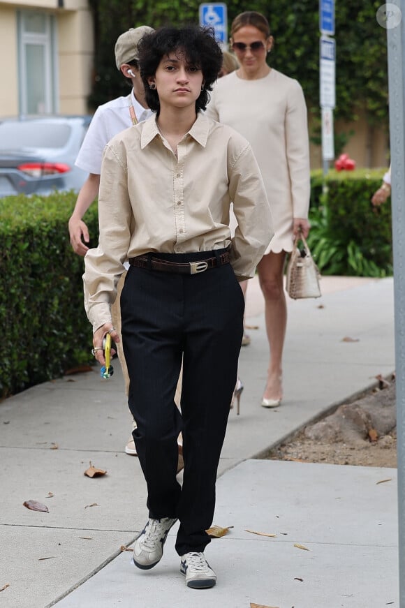 Exclusif - Les familles Affleck (Ben Affleck, son fils Samuel, ses filles Seraphina (aka Fin) et Violet, sa mère Christopher Anne Boldt et son ex-femme Jennifer Garner) et Lopez (Jennifer Lopez avec ses enfants Emme et Maximilian) réunies pour la cérémonie de remise de diplôme de Samuel à Los Angeles. Après la cérémonie, la famille Affleck s'est rendue au restaurant "Baltaire". La famille Lopez n'y est pas allée. Après le restaurant, la famille Affleck est retournée chez Ben Affleck à Brentwood. Absente au restaurant, Jennifer Lopez est en revanche venue chez Ben Affleck. Les rumeurs de séparation continuent, bien que Ben Affleck porte toujours son alliance. Comprenne qui peut... Los Angeles, le 12 juin 2024.