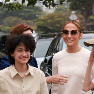 Jennifer Lopez et Ben Affleck forment une grande famille recomposée avec leurs enfants respectifs
Exclusif - Les familles Affleck (Ben Affleck, son fils Samuel, ses filles Seraphina (aka Fin) et Violet, sa mère Christopher Anne Boldt et son ex-femme Jennifer Garner) et Lopez (Jennifer Lopez avec ses enfants Emme et Maximilian) réunies pour la cérémonie de remise de diplôme de Samuel à Los Angeles. 