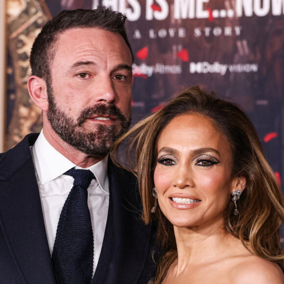 Les deux artistes se sont mariés en 2022, après avoir vécu une première idylle amoureuse au début des années 2000
Ben Affleck et Jennifer Lopez à l'avant-première de 'This Is Me...Now: A Love Story' à Hollywood.