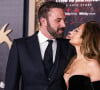 Toutefois, de nombreuses rumeurs affirment qu'ils sont aujourd'hui au bord du divorce
Ben Affleck et Jennifer Lopez à l'avant-première de 'This Is Me...Now: A Love Story' à Hollywood.