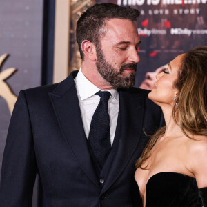 Toutefois, de nombreuses rumeurs affirment qu'ils sont aujourd'hui au bord du divorce
Ben Affleck et Jennifer Lopez à l'avant-première de 'This Is Me...Now: A Love Story' à Hollywood.