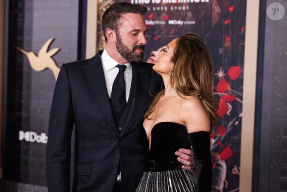 Toutefois, de nombreuses rumeurs affirment qu'ils sont aujourd'hui au bord du divorce
Ben Affleck et Jennifer Lopez à l'avant-première de 'This Is Me...Now: A Love Story' à Hollywood.