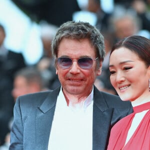 Jean-Michel Jarre et Gong Li sur le tapis rouge d'Indiana Jones et le cadran du destin lors du 76ème festival de Cannes au Palais des Festivals le 18 mai 2023 à Cannes, France. Photo par Franck Castel/ABACAPRESS.COM