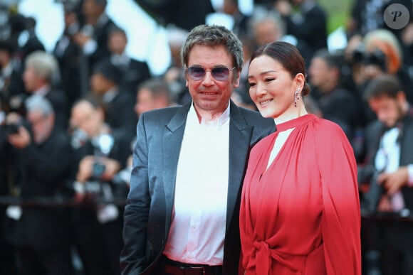 Jean-Michel Jarre et Gong Li sur le tapis rouge d'Indiana Jones et le cadran du destin lors du 76ème festival de Cannes au Palais des Festivals le 18 mai 2023 à Cannes, France. Photo par Franck Castel/ABACAPRESS.COM