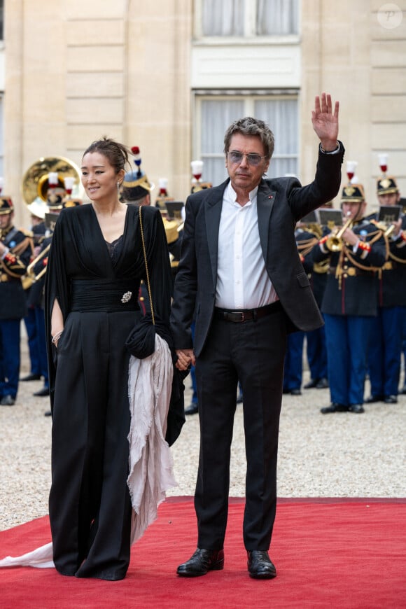 Le compositeur avait officialisé sa liaison lors d'une visite à l'Élysée.
Gong-Li et Jean-Michel Jarre arrivent pour un dîner d'État au Palais de l'Élysée à Paris, France, le 6 mai 2024, au premier jour de la visite d'État du président chinois en France. Photo par Ammar Abd Rabbo/ABACAPRESS.COM