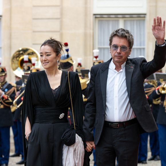 Le compositeur avait officialisé sa liaison lors d'une visite à l'Élysée.
Gong-Li et Jean-Michel Jarre arrivent pour un dîner d'État au Palais de l'Élysée à Paris, France, le 6 mai 2024, au premier jour de la visite d'État du président chinois en France. Photo par Ammar Abd Rabbo/ABACAPRESS.COM