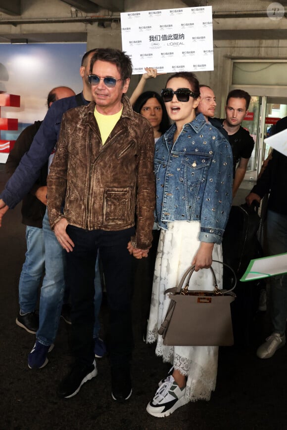 Jean-Michel Jarre et Gong Li arrivent à l'aéroport de Nice pour le Festival de Cannes 2023. Nice, France, le 14 mai 2023. Photo par MCvitanovic/Splash News/ABACAPRESS.COM