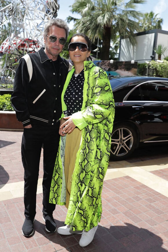 Gong Li (portant un manteau Off White & un sac à dos Issey Miyake) et Jean-Michel Jarre vus quittant l'hôtel Majestic lors du 72e festival de Cannes 2019, le 20 mai 2019. Photo by MCvitanovic/Splash News/ABACAPRESS.COM