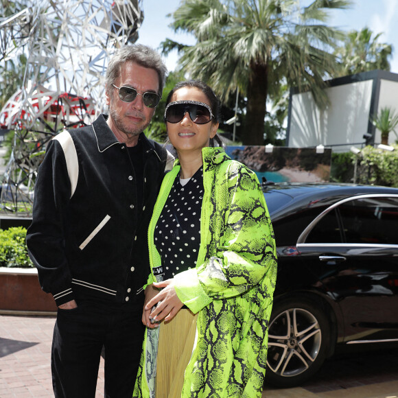 Gong Li (portant un manteau Off White & un sac à dos Issey Miyake) et Jean-Michel Jarre vus quittant l'hôtel Majestic lors du 72e festival de Cannes 2019, le 20 mai 2019. Photo by MCvitanovic/Splash News/ABACAPRESS.COM