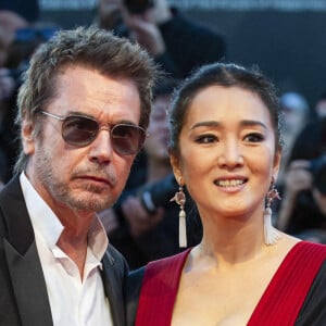 Jean-Michel Jarre et Gong Li foulent le tapis rouge avant la projection de Lan Xin Da Ju Yuan (Saturday Fiction) lors de la 76e Mostra de Venise à la Sala Grande le 04 septembre 2019 à Venise, en Italie. Photo par Marco Piovanotto/ABACAPRESS.COM