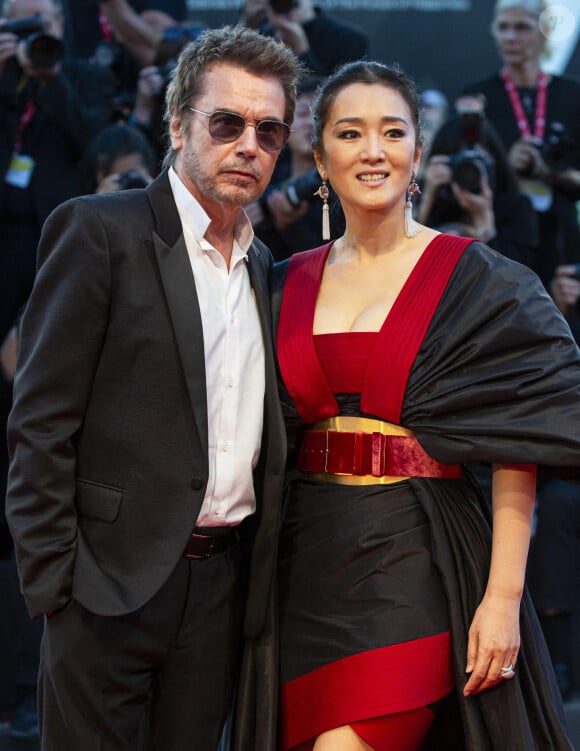 Jean-Michel Jarre et Gong Li foulent le tapis rouge avant la projection de Lan Xin Da Ju Yuan (Saturday Fiction) lors de la 76e Mostra de Venise à la Sala Grande le 04 septembre 2019 à Venise, en Italie. Photo par Marco Piovanotto/ABACAPRESS.COM