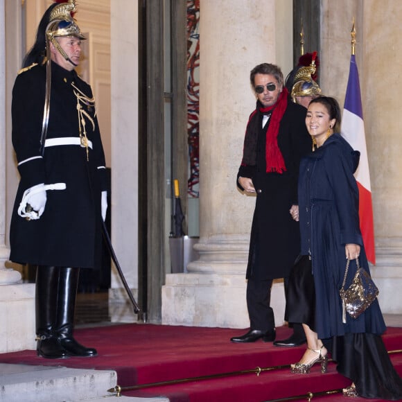 Jean-Michel Jarre et sa compagne Gong Li arrivent pour assister à un dîner d'État du président chinois au palais de l'Élysée à Paris, le 25 mars 2019, dans le cadre d'une visite d'État. Le président chinois effectue une visite d'État de trois jours en France, où il devrait signer une série d'accords bilatéraux et économiques sur l'énergie, l'industrie alimentaire, les transports et d'autres secteurs. Photo par Eliot Blondet/ABACAPRESS.COM