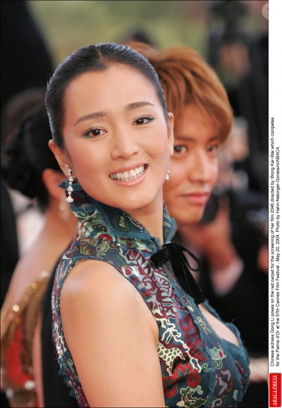 L'actrice chinoise Gong Li pose sur le tapis rouge pour la projection de son film 2046 réalisé par Wong Kar-Wai qui concourt pour la Palme d'Or au 57ème Festival de Cannes, le 20 mai 2004. Photo Hahn-Nebinger-Gorassini/ABACA.