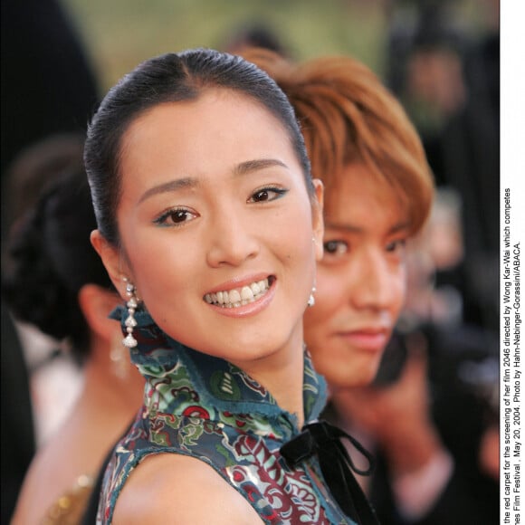 L'actrice chinoise Gong Li pose sur le tapis rouge pour la projection de son film 2046 réalisé par Wong Kar-Wai qui concourt pour la Palme d'Or au 57ème Festival de Cannes, le 20 mai 2004. Photo Hahn-Nebinger-Gorassini/ABACA.