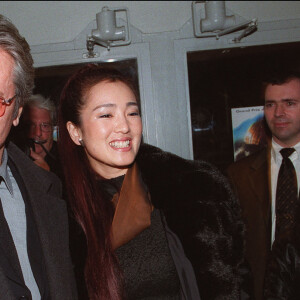 Rachid Ait M'Bareck/ABACA. Paris-France, 30/01/2001. L'acteur français Alain Delon et l'actrice chinoise Gong Li lors de la première de son film Piao Liang Ma Ma (Breaking the Silence titre international).