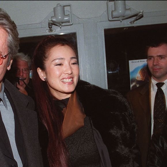 Rachid Ait M'Bareck/ABACA. Paris-France, 30/01/2001. L'acteur français Alain Delon et l'actrice chinoise Gong Li lors de la première de son film Piao Liang Ma Ma (Breaking the Silence titre international).