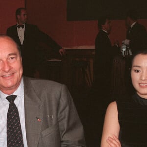 Elle a côtoyé les plus grands hommes d'Etat, comme Jacques Chirac, assis ici avec Isabelle Adjani qui fut aussi en couple avec Jean-Michel Jarre.
L'actrice française Isabelle Adjani (G), présidente du jury du festival de Cannes, le président français Jacques Chirac (C) et l'actrice chinoise Gong Li posent pour les photographes lors d'un déjeuner spécial organisé avec les membres du jury et les anciens lauréats des Palmes d'or, le 11 mai. Pour la première fois, un président français assiste au festival, qui célèbre aujourd'hui son 50e anniversaire. Photo par MICHEL GANGNE/PA Photos/ABACAPRESS.COM