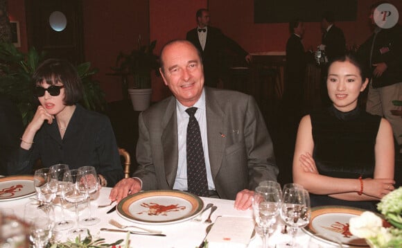 Elle a côtoyé les plus grands hommes d'Etat, comme Jacques Chirac, assis ici avec Isabelle Adjani qui fut aussi en couple avec Jean-Michel Jarre.
L'actrice française Isabelle Adjani (G), présidente du jury du festival de Cannes, le président français Jacques Chirac (C) et l'actrice chinoise Gong Li posent pour les photographes lors d'un déjeuner spécial organisé avec les membres du jury et les anciens lauréats des Palmes d'or, le 11 mai. Pour la première fois, un président français assiste au festival, qui célèbre aujourd'hui son 50e anniversaire. Photo par MICHEL GANGNE/PA Photos/ABACAPRESS.COM