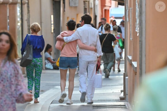 Jean-Michel Jarre et sa compagne Gong Li se promènent dans les rues de Saint-Tropez le 3 aout 2023. 