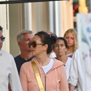 Jean-Michel Jarre et sa compagne Gong Li se promènent dans les rues de Saint-Tropez le 3 aout 2023. 