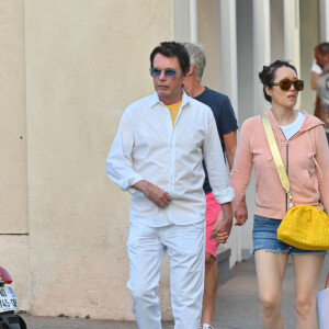 Jean-Michel Jarre et sa compagne Gong Li se promènent dans les rues de Saint-Tropez le 3 aout 2023. 