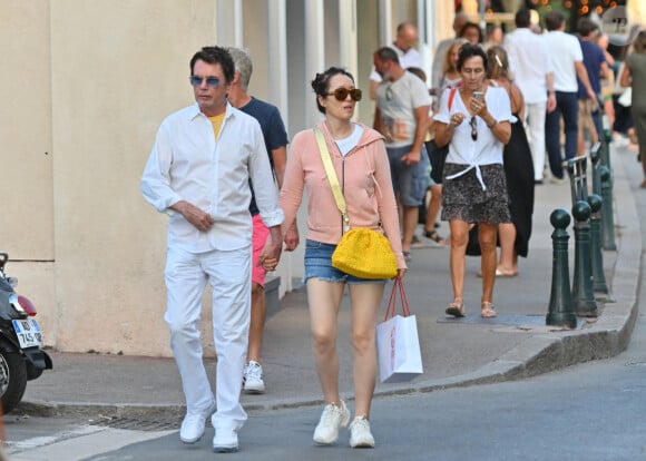 Jean-Michel Jarre et sa compagne Gong Li se promènent dans les rues de Saint-Tropez le 3 aout 2023. 