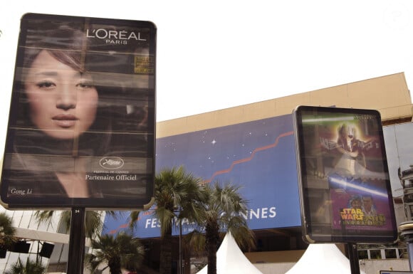 Publicité L'Oréal avec Gong Li autour du Palais des Festivals avant l'ouverture du 58ème Festival International du Film de Cannes à Cannes, dans le sud de la France, le 11 mai 2005. Photo : Hahn-Klein-Nebinger/ABACA