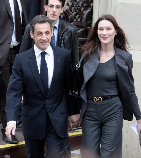 Carla Bruni et Nicolas Sarkozy lors du second tour des élections régionales le 21 mars 2010