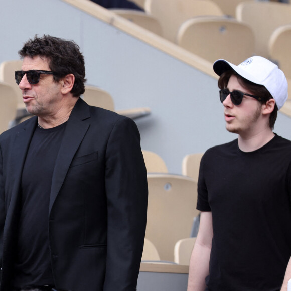 Il est issu de l'union passée entre la romancière et Patrick Bruel
Patrick Bruel et son fils Oscar dans les tribunes des Internationaux de France de tennis de Roland Garros à Paris, France. © Jacovides-Moreau/Bestimage 