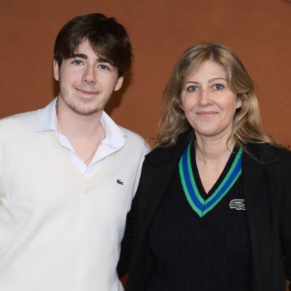 Oscar Bruel est le fils aîné d'Amanda Sthers
Amanda Sthers et son fils Oscar Bruel au village (night session) lors des Internationaux de France de tennis de Roland Garros 2024, à Paris. © Jacovides-Moreau/Bestimage