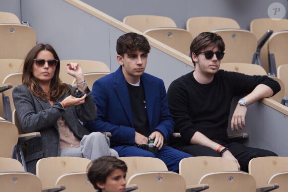 Le fils du musicien ne s'est pas lancé dans une carrière artistique comme son père
Clémence Cherier, Léon et Oscar Bruel dans les tribunes des Internationaux de France de tennis de Roland Garros 2024 à Paris, France, le 2 juin 2024. © Jacovides-Moreau/Bestimage