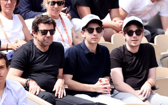 Aujourd'hui âgé de 20 ans, Oscar Bruel exerce la profession de neuroscientifique
Patrick Bruel et ses fils Léon et Oscar dans les tribunes des Internationaux de France de tennis de Roland Garros 2024 à Paris, France, le 4 juin 2024. © Jacovides-Moreau/Bestimage