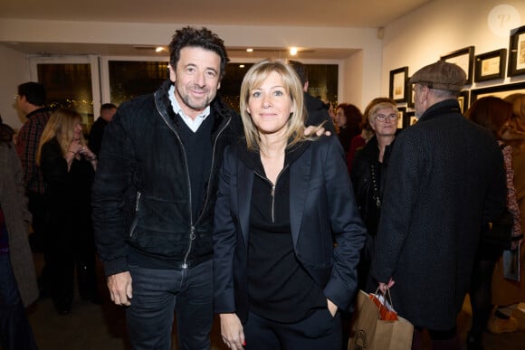 Il a d'ailleurs annoncé un tout nouveau projet professionnel sur son compte Instagram vendredi 16 août 2024
Exclusif - Amanda Sthers et Patrick Bruel - Personnalités lors du vernissage de l'exposition de Amanda Sthers "Le lendemain, tout a changé" à la galerie "75 Faubourg" à Paris. Le 1er décembre 2022. A propos de sa passion pour les photos anciennes, Amanda Sthers déclare "Il y a une quinzaine d'années, j'ai acheté la photographie ancienne d'une jeune femme aux puces. Ce portrait qui avait peut-être jadis été chéri par un homme, était abandonné dans une boîte près de poupées cassées, anonyme, sans destin. De retour chez moi, je lui en ai inventé un, à travers une lettre qui lui était adressée. De brocantes en vide greniers, au fil des années, j'ai recueilli dans mon monde fantasque des enfants, des familles, des couples qui se mariaient, d'autres qui avaient du mal à faire semblant devant l'objectif. J'ai pris les faibles indices, les dates au dos des photos, des prénoms, le lieu et j'ai inventé des histoires à ces gens dans ce que j'imaginais être leur langue. Parfois, je leur ai associé des objets ou d'autres photographies... Au lieu d'être des fantômes sans nom dans la poussière, ils sont désormais les héros d'un instant de vie fracassant qui devient une réalité dès que d'autres posent leurs yeux dessus, sourient, pleurent, partagent". © Cyril Moreau / Bestimage 