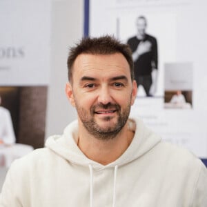 e chef français Cyril Lignac lors de sa première séance de dédicaces à la veille de la sortie de son nouveau livre "Saisons" à la librairie Mollat à Bordeaux, France, le 16 octobre 2019. Photo par Thibaud Moritz/ABACAPRESS.COM