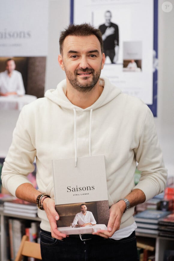 e chef français Cyril Lignac lors de sa première séance de dédicaces à la veille de la sortie de son nouveau livre "Saisons" à la librairie Mollat à Bordeaux, France, le 16 octobre 2019. Photo par Thibaud Moritz/ABACAPRESS.COM