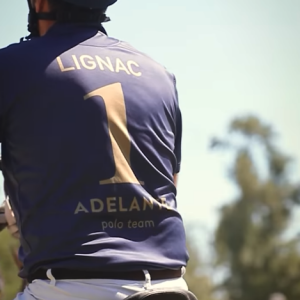 Un goût de la transmission qu'on retrouve aussi dans ses émissions, comme "Ma recette est la meilleure de France", qui revient à la rentrée.
Dans une story sur Instagram, Cyril Lignac fait part de sa passion pour le polo. Capture ©Instagram.