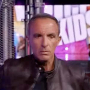 "Les enfants sont impitoyables" peut-on lire en commentaires avant que Nikos Aliagas ne réponde : "Aucun respect". 
Nikos Aliagas, The Voice Kids