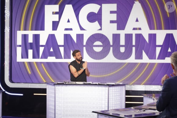 Exclusif - Cyril Hanouna sur le plateau de l'enregistrement de l'émission " Face à Hanouna " présentée par C.Hanouna et diffusée sur C8 le 27 avril 2024, à Paris, France, le 25 avril 2024. © Jack Tribeca / Bestimage