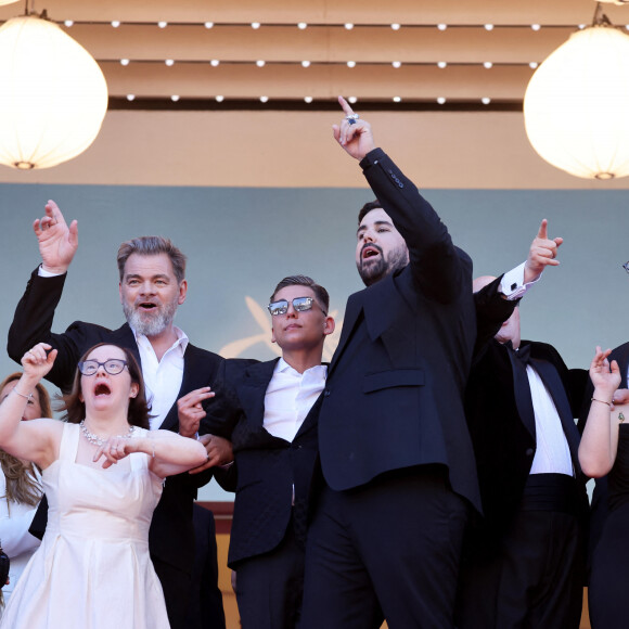 Clovis Cornillac, Artus, Marc Riso et l'équipe du film "Un p'tit truc en plus" - Montée des marches du film " Le comte de Monte-Cristo " lors du 77ème Festival International du Film de Cannes, au Palais des Festivals à Cannes. Le 22 mai 2024 © Jacovides-Moreau / Bestimage 