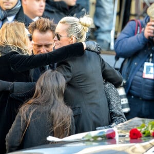 Contraitement à celui organisé pour Johnny Hallyday à la Madeleine,
David Hallyday, Laura Smet, Laeticia Hallyday et ses filles Jade et Joy devant l'église de la Madeleine pour les obsèques de Johnny Hallyday à Paris, France, le 9 décembre 2017. © Veeren/Bestimage