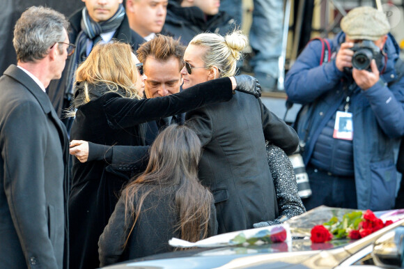 Contraitement à celui organisé pour Johnny Hallyday à la Madeleine,
David Hallyday, Laura Smet, Laeticia Hallyday et ses filles Jade et Joy devant l'église de la Madeleine pour les obsèques de Johnny Hallyday à Paris, France, le 9 décembre 2017. © Veeren/Bestimage