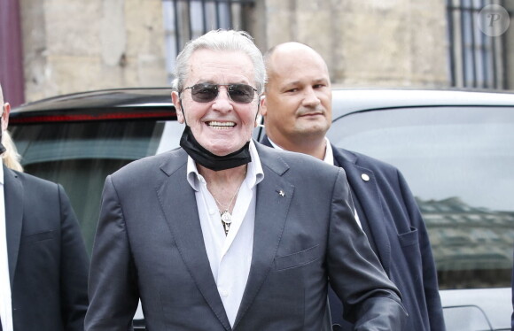 Alain Delon - Obsèques de Jean-Paul Belmondo en en l'église Saint-Germain-des-Prés, à Paris le 10 septembre 2021. © Cyril Moreau / Bestimage 