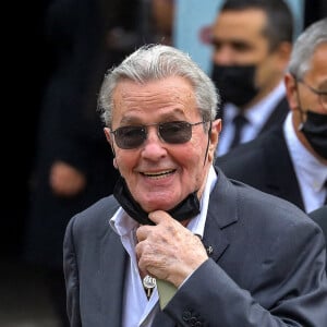 Alain Delon - Obsèques de Jean-Paul Belmondo en l'église Saint-Germain-des-Prés, à Paris le 10 septembre 2021. © Dominique Jacovides / Bestimage 