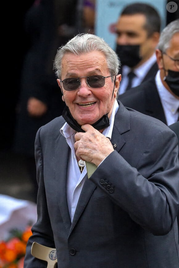 Alain Delon - Obsèques de Jean-Paul Belmondo en l'église Saint-Germain-des-Prés, à Paris le 10 septembre 2021. © Dominique Jacovides / Bestimage 