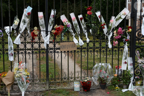 Celui-ci sera organisé à Douchy, sa demeure où il demeurait depuis fort longtemps.
Illustration au domaine de Douchy après l'annonce de la mort de Alain Delon le 18 août 2024.